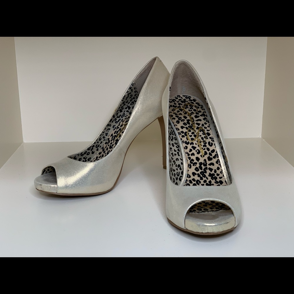 JESSICA SIMPSON gold peep toe pumps